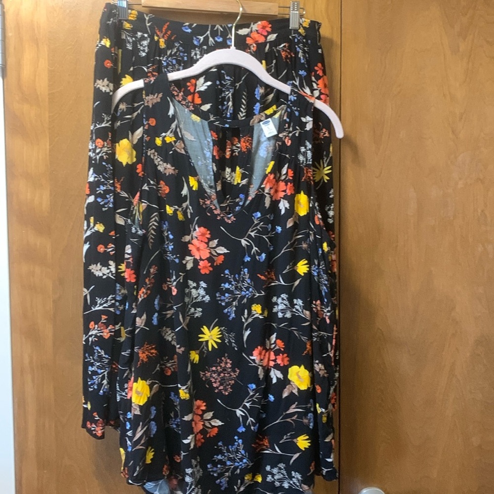 Old Navy sleeveless top and skirt set black with flowers